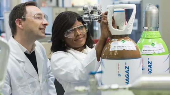 Mitarbeiter arbeiten_Gasflasche