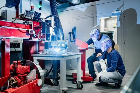 Personen am Schweissen